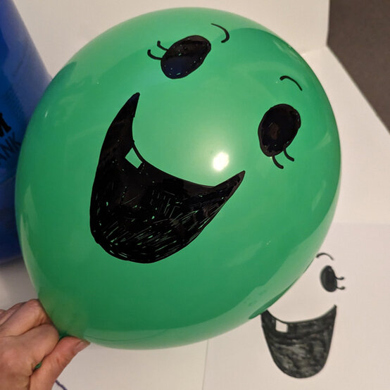idea_personalised-halloween-balloons-witch_step1.jpg?sw=554&q=85