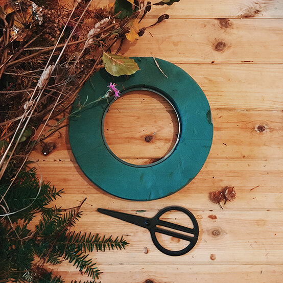 fresh-foraged-autumnal-wreath-youwillneed.jpg?sw=554&q=85
