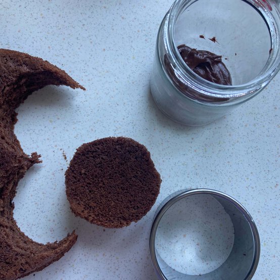 Idea_how-to-make-terrarium-cake-jars_step5.jpg?sw=554&q=85