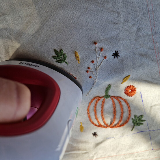 idea%5Fautumn%2Dembroidery%2Dprojects%2Dto%2Dtry%2Dnapkin%5Fstep%2D09.jpg?sw=554&q=85
