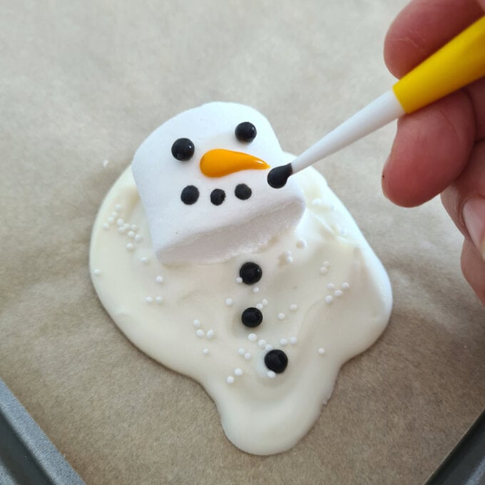idea_how-to-make-melted-snowman-treats_step4c.jpg?sw=680&q=85