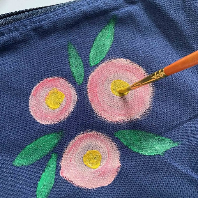 how_to-_make_a_mothers_day_floral-pouch_6.jpg?sw=680&q=85