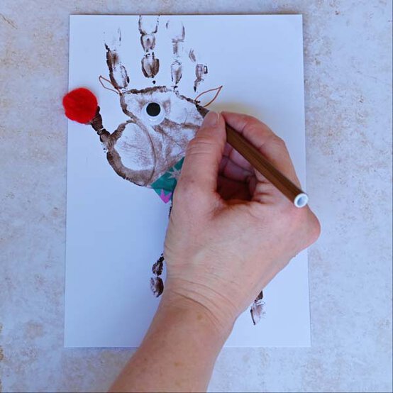 ideas%5Fhow%2Dto%2Dmake%2Dhand%2Dand%2Dfootprint%2Dchristmas%2Dcards%5Freindeer%5F7.jpg?sw=554&q=85