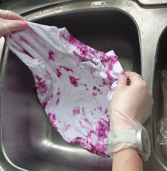 How-to-tie-dye-a-t-shirt_Mottled%20effect%20Step%204c.jpg?sw=554&q=85