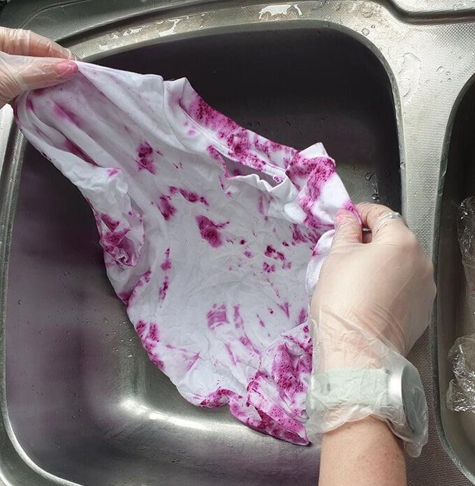How-to-tie-dye-a-t-shirt_Mottled%20effect%20Step%204c.jpg?sw=680&q=85