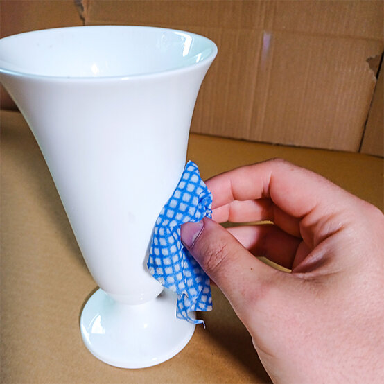 Montana%20Spray%20Paint%20Vase_Step1b.jpg?sw=554&q=85