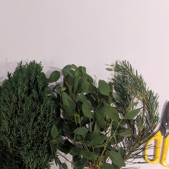 fresh-floral-wreath-step15.jpg?sw=554&q=85