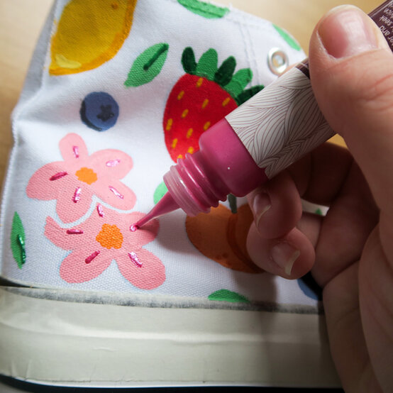 idea_personalise-a-shoe-with-fabric-paint_step8.jpg?sw=554&q=85