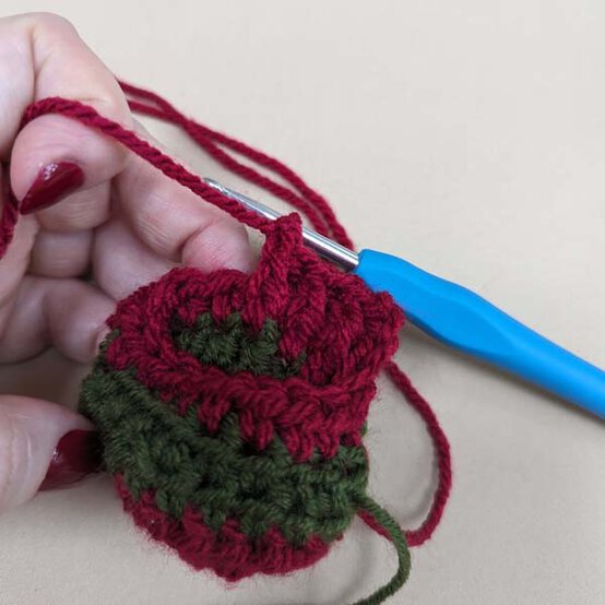 ideas%5Fstash%2Dbusting%2Dchristmas%2Dtable%2Ddecor%5Fdrinks%2Dbottle%2Daccessories%5Fstep%2D1c.jpg?sw=554&q=85