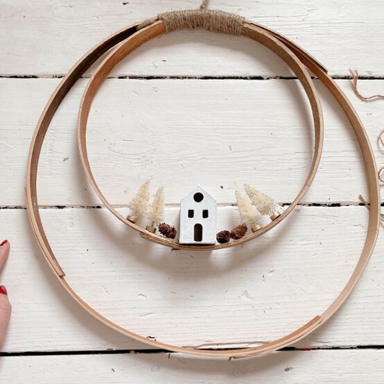 Idea_how-to-make-a-foraged-christmas-wreath_step2.jpg?sw=554&q=85