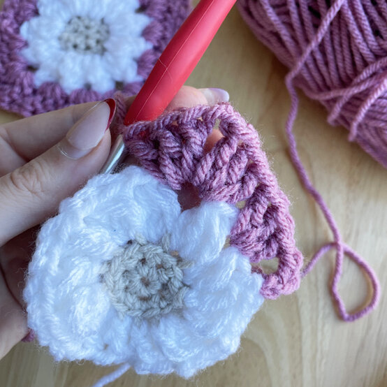 granny%2Dsquare%2Dflower%2Dtote%2Dbag%5Fstep%2D1c.jpg?sw=554&q=85