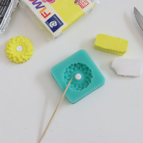 idea_how-to-make-a-fimo-clay-photo-frame_step2.jpg?sw=554&q=85