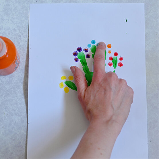 kids-handprint-art-ideas_flowers-2.jpg?sw=554&q=85