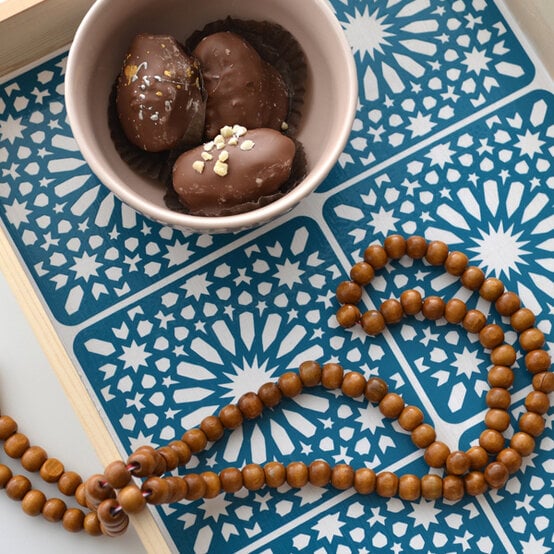 idea_craft-projects-for-eid_adhesive.jpg?sw=554&q=85