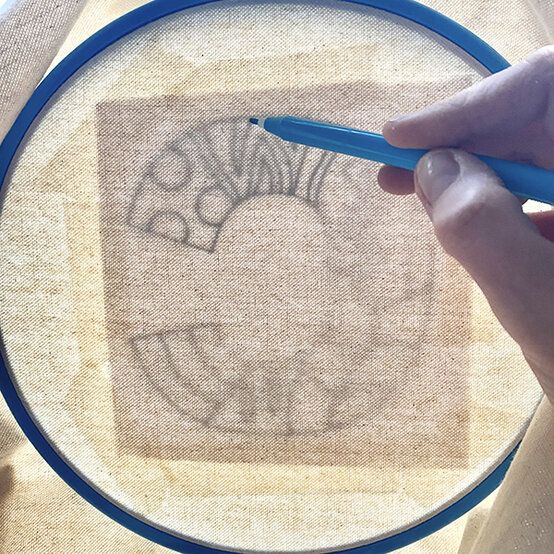 Idea_How-to-personalise-a-canvas-bag-with-punch-needle_Step_2_tracing_design.jpg?sw=554&q=85