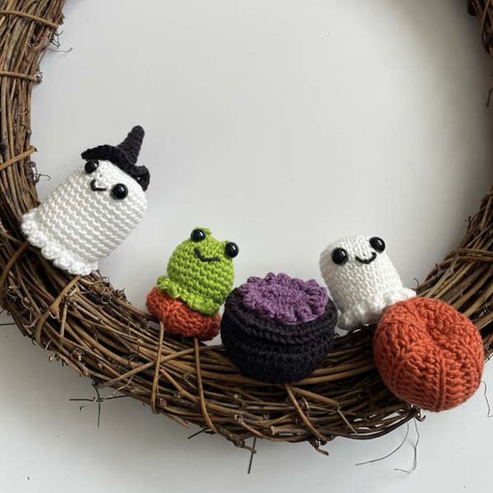 ideas%5Fhow%2Dto%2Dcrochet%2Da%2Dhalloween%2Dwreath%5Fassembly%5F1.jpg?sw=554&q=85