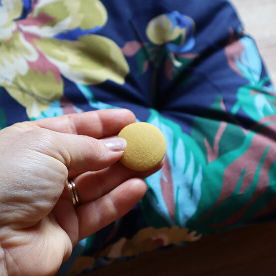 how-to-make-a-seat-cushion_step-10.jpg?sw=554&q=85