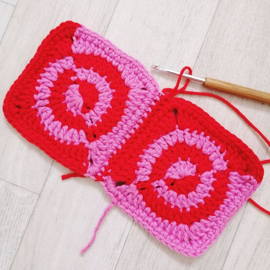 6-crochet-cushion-joining-right-side-front.jpg?sw=554&q=85