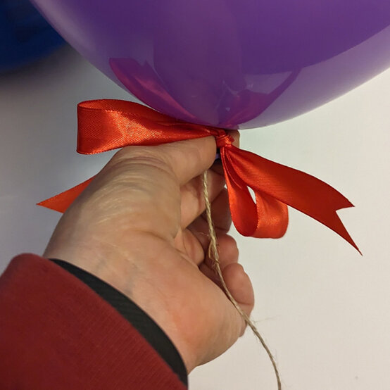 idea_personalised-halloween-balloons-vampire_step3.jpg?sw=554&q=85