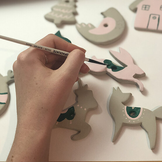 600x600_clay_christmas_decorations_9.jpg?sw=554&q=85