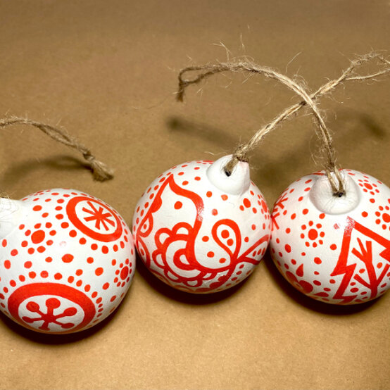 scandi-inspired-baubles-step-4.jpg?sw=554&q=85