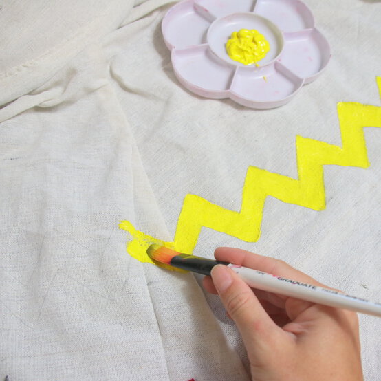 kids-teepee-painted-pom-pom-step-4b.jpg?sw=554&q=85