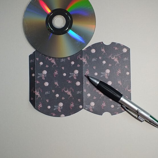 papercraft-christmas-advent-calendar_pilow-box_step4.jpg?sw=554&q=85