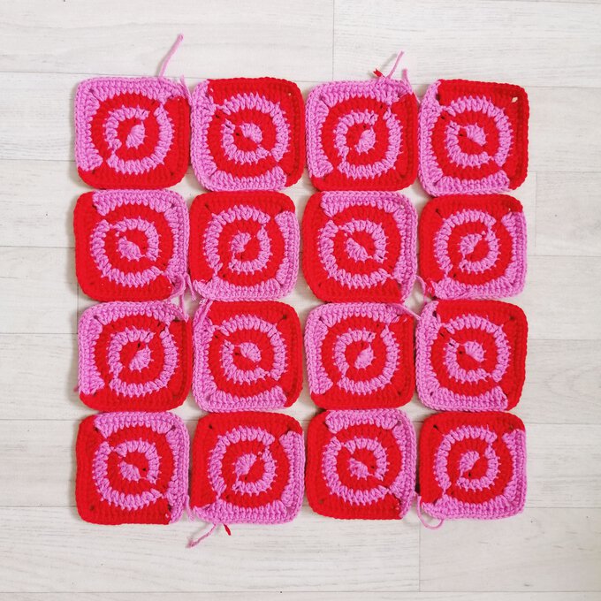 2-crochet-cushion-joining.jpg?sw=680&q=85