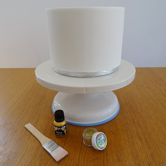 xmas-baking-lucy-gold-cake3.jpg?sw=554&q=85