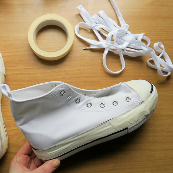 idea_personalise-a-shoe-with-fabric-paint_step2.jpg?sw=554&q=85