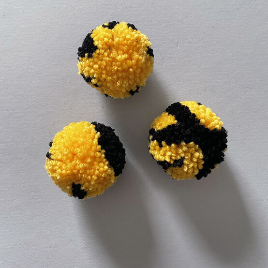 Pom%20Pom%20Bumble%20Bee%20Garland%20Step%201.jpeg?sw=554&q=85