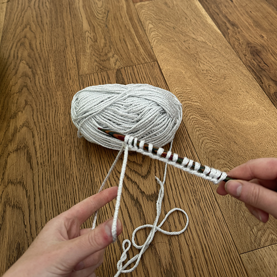 idea%5Fknit%2Da%2Dpresent%2Dcushion%5Fstep1.png?sw=554&q=85