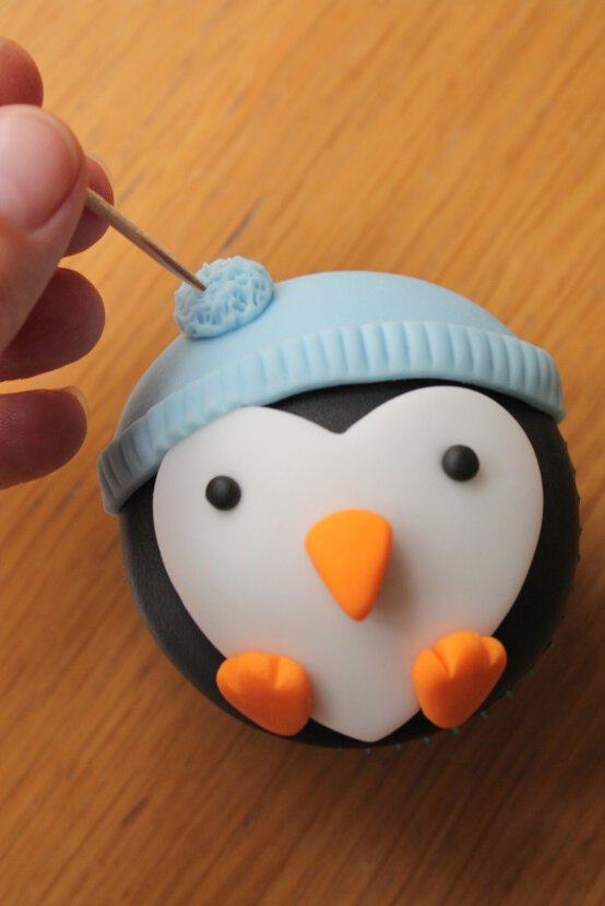 penguin-cupcakes9.jpg?sw=554&q=85