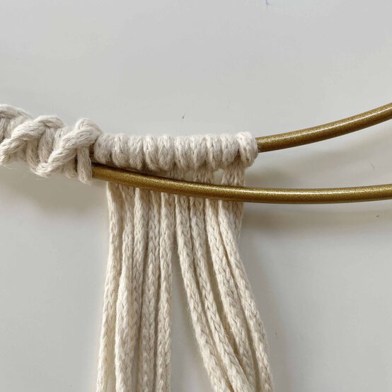 Idea_how-to-make-a-christmas-macrame-wreath_step3a.jpg?sw=554&q=85