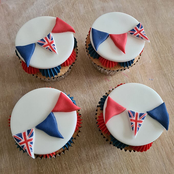 How-to-Make-Decorated-Platinum-Jubilee-%20Cupcakes_Bunting3b.jpg?sw=680&q=85