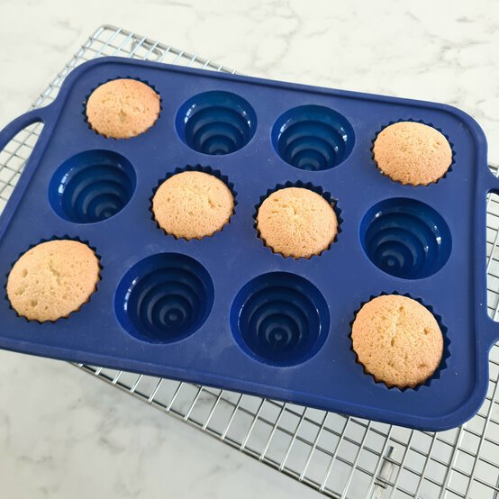 Idea_how-to-make-colourful-cupcakes_step2b.jpg?sw=554&q=85