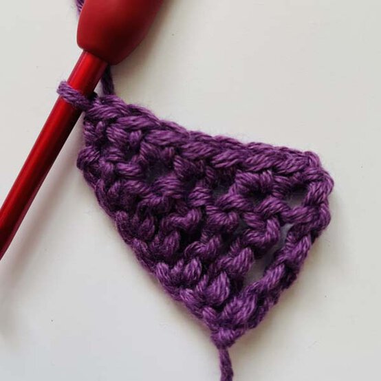 ideas%5Fhow%2Dto%2Dcrochet%2Da%2Dhalloween%2Dwreath%5Fbat%5Fstep%2D2a.jpg?sw=554&q=85