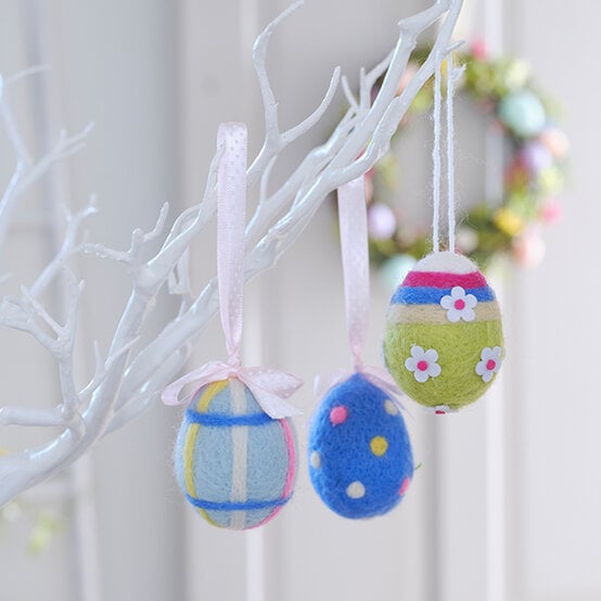 easter-table-decor-felt-eggs.jpg?sw=554&q=85