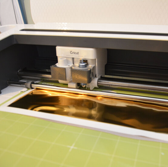 cricut_how_to_make_a_mothers_day_keyring_keyringmakeitstep1_2.jpg?sw=554&q=85