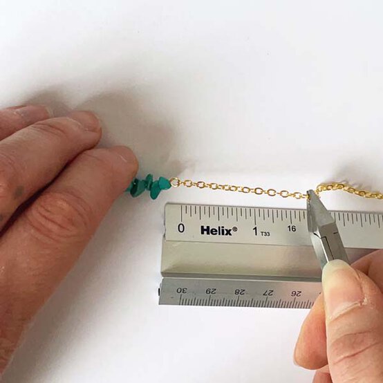 ideas%5Fjewellery%2Dprojects%2Dto%2Dmake%2Dwith%2Dbeads%5Fgemstone%2Dnecklace%5Fstep%2D1c.jpg?sw=554&q=85