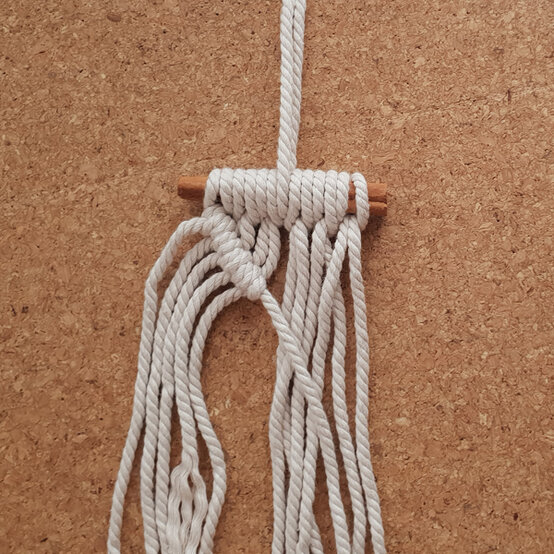 idea%5Fmacrame%2Dchristmas%2Dcrackers%2Dwhite%5Fstep2.jpg?sw=554&q=85