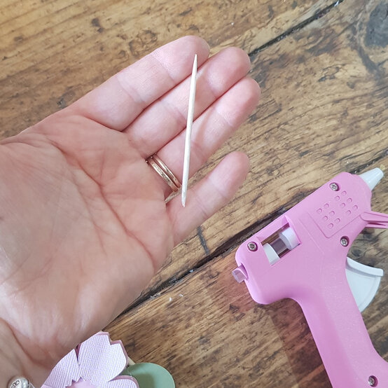 paper-flower-toppers_step7.jpg?sw=554&q=85