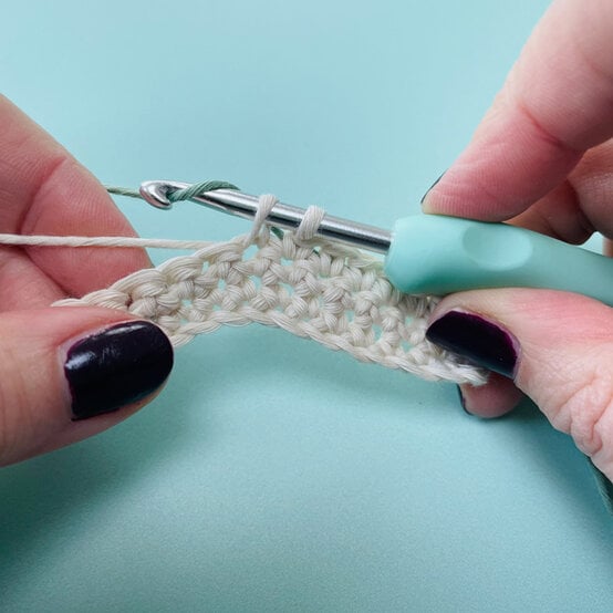 idea_crochet-good-vibes-tapestry_step3.jpg?sw=554&q=85