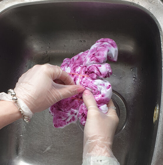 How-to-tie-dye-a-t-shirt_Mottled%20effect%20Step%204a.jpg?sw=554&q=85