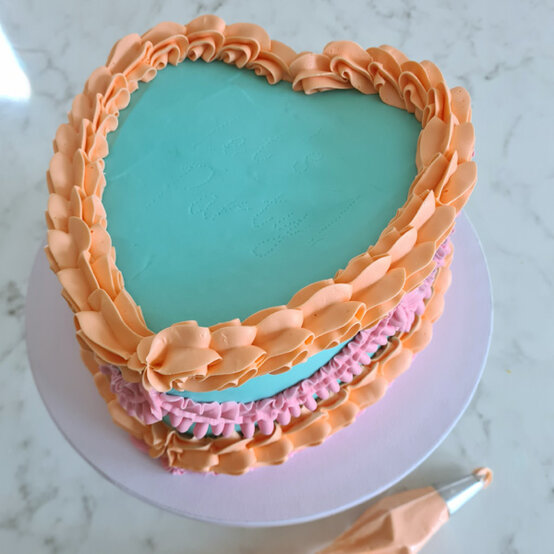 idea%5Fretro%2Dbuttercream%2Dcake%5Fstep%2D12.jpg?sw=554&q=85