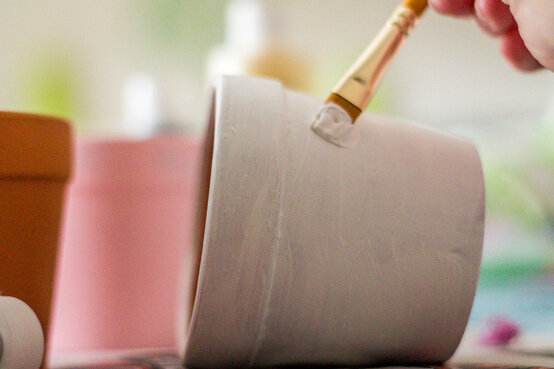 painting-white-pot.jpg?sw=554&q=85