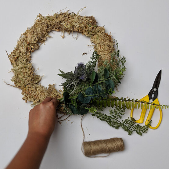 fresh-floral-wreath-step7.jpg?sw=554&q=85