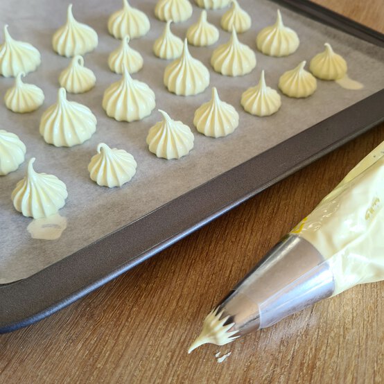 how-to-make-a-number-cake-meringue-kisses-2.jpg?sw=554&q=85