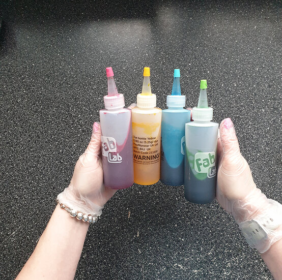 How-to-tie-dye-a-t-shirt_Mottled%20effect%20Step%201a.jpg?sw=554&q=85