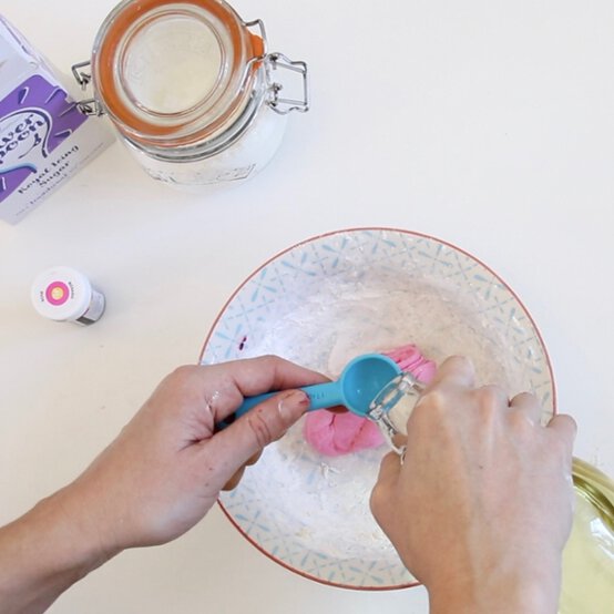 edible-slime-step-2_5.jpg?sw=554&q=85